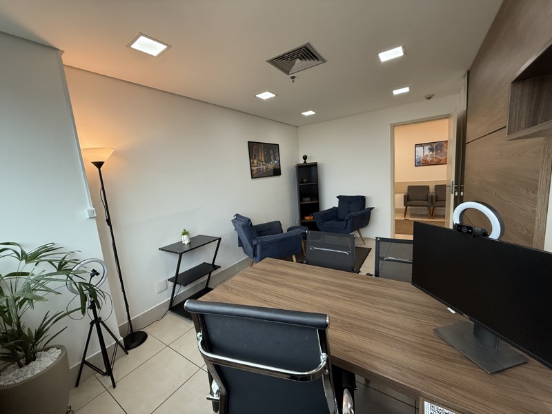 Sala Executiva Smart Rooms Coworking em Ribeirão Preto Sala Executiva da Smart Rooms Coworking, com ar condicionado, cadeiras executivas e monitores de alta resolução em Ribeirão Preto e Franca.